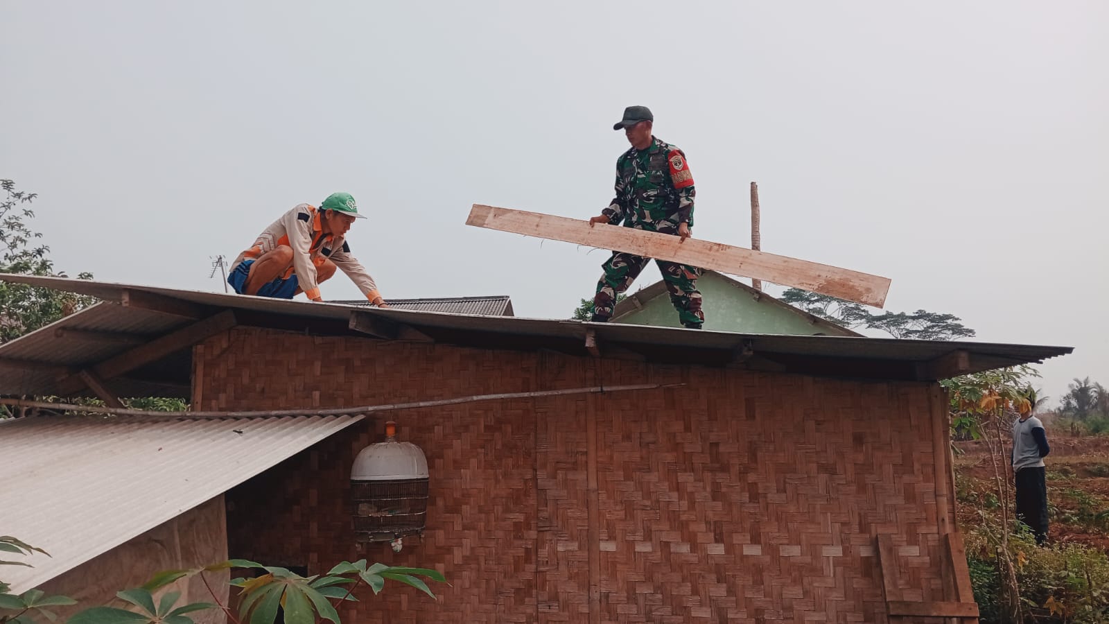 TMMD ke-130: Satgas Mulai Renovasi Rumah Ibu Sukesti untuk Kesejahteraan TMMD ke-130: Satgas Mulai Renovasi Rumah Ibu Sukesti untuk Kesejahteraan