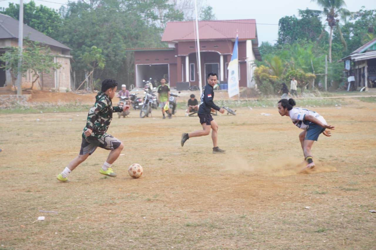 Kebersamaan Tim TNI-POLRI dan Pemuda Karang Taruna dalam Mini Soccer Cup Kebersamaan Tim TNI-POLRI dan Pemuda Karang Taruna dalam Mini Soccer Cup