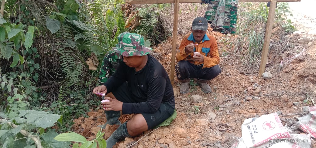 Kebersamaan TNI dan Warga Ceria Nikmati Es Krim di Tengah Terik TMMD