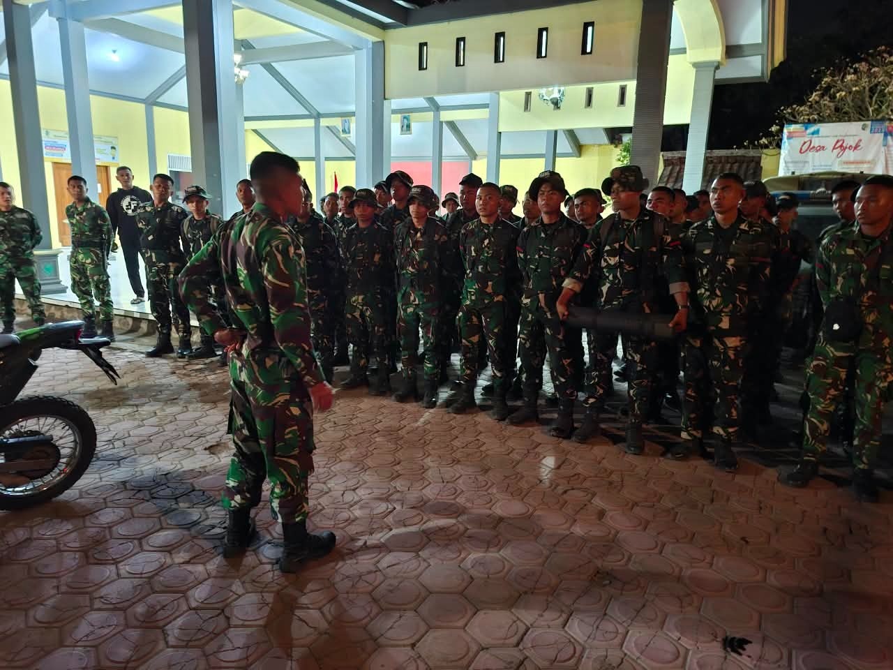 Konsolidasi Satgas TMMD ke-130 Melalui Apel Malam di Tulungagung