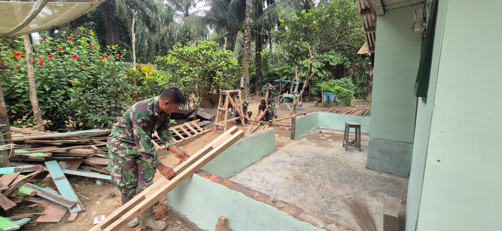 Satgas TMMD ke-130 berkolaborasi bangun atap teras rumah Tukirin di Torgamba