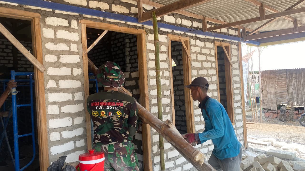 Gotong Royong TNI dan Warga Bawa Perubahan untuk Rumah Jumadi