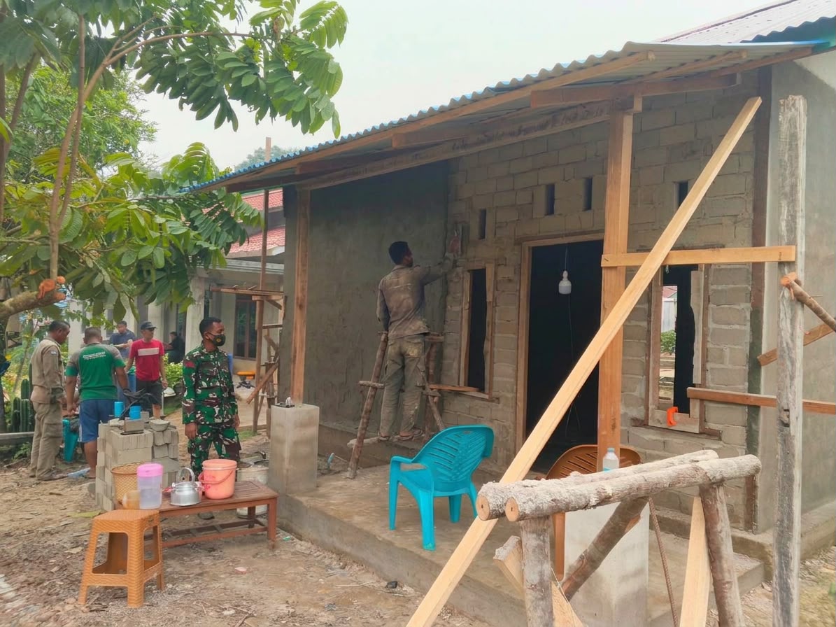 Terus Berpacu dengan Waktu, Satgas TMMD Ke-130 Kodim 1210/Landak Maksimalkan Plester Dinding Rumah Warga