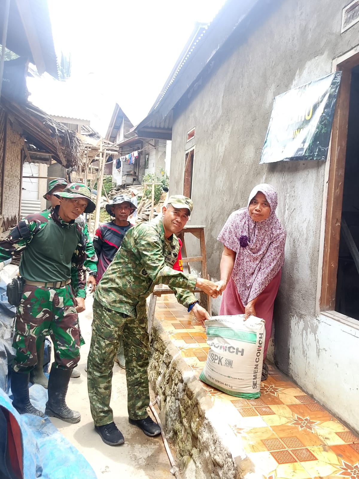 Dandim 0603/Lebak Berikan Bantuan Semen untuk Renovasi Rutilahu