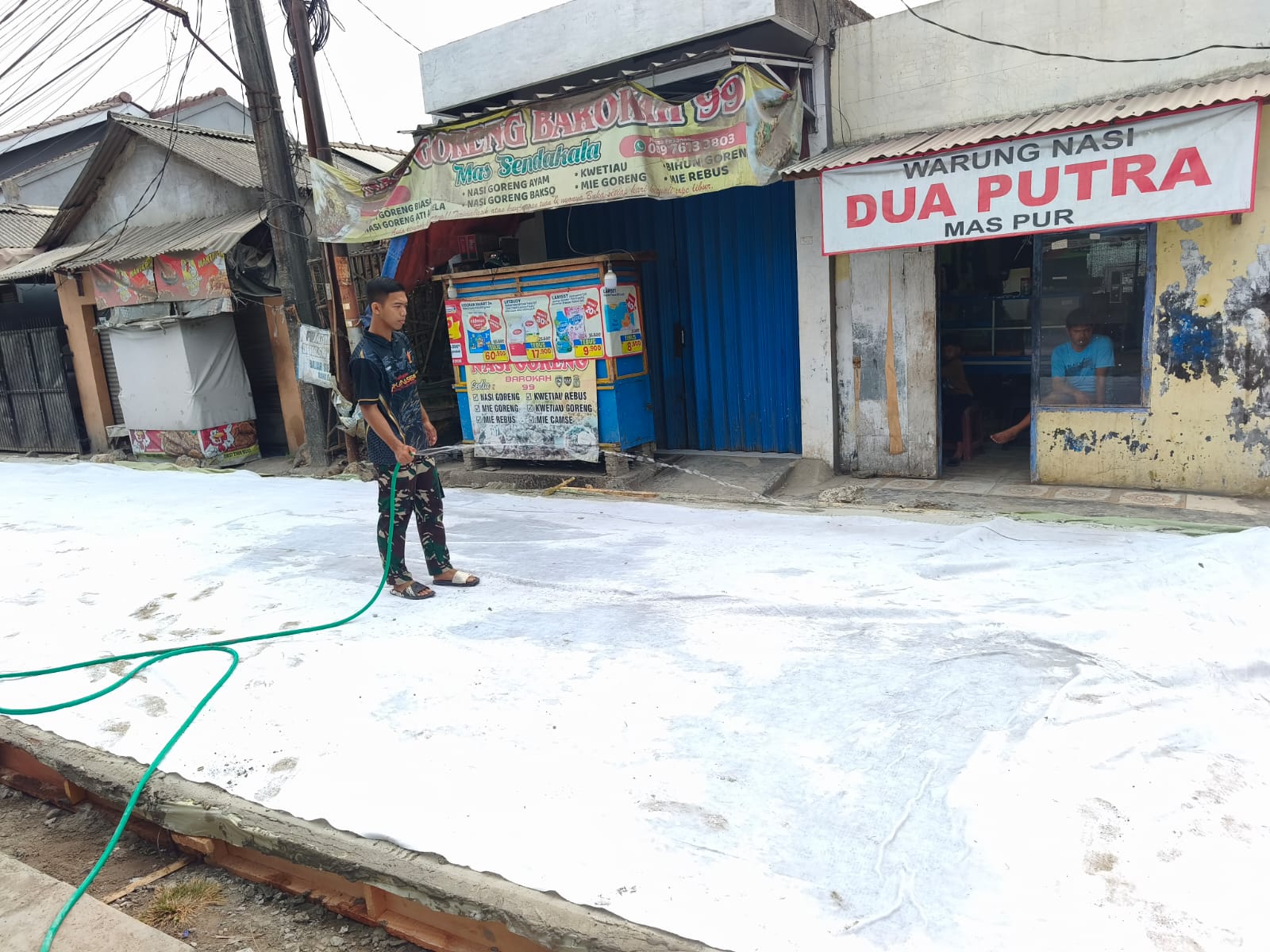 Di Desa Sumur Bandung, Satgas TMMD ke-130 Kodim Tigaraksa Lanjutkan Perawatan Jalan