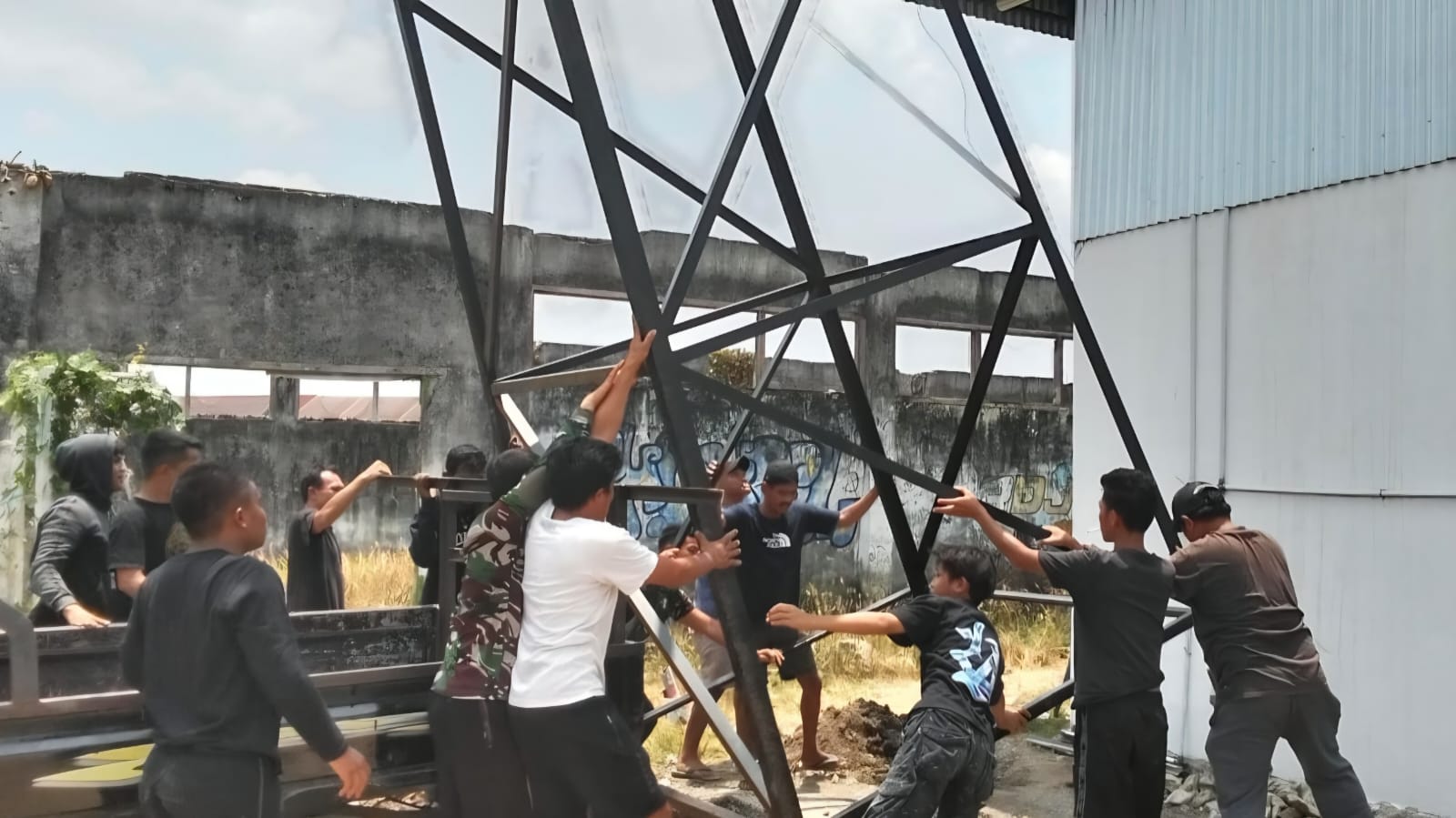 Babinsa Dampingi Proyek Tower Air untuk Kesejahteraan Masyarakat Padang Loang
