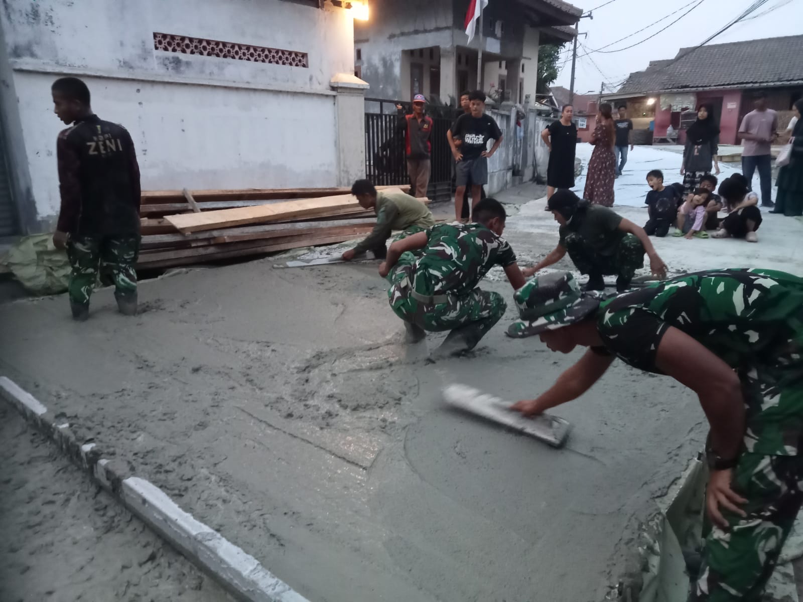 Semangat Tanpa Henti, Satgas TMMD ke-130 Kodim 0510/Tigaraksa Genjot Pembangunan Jalan