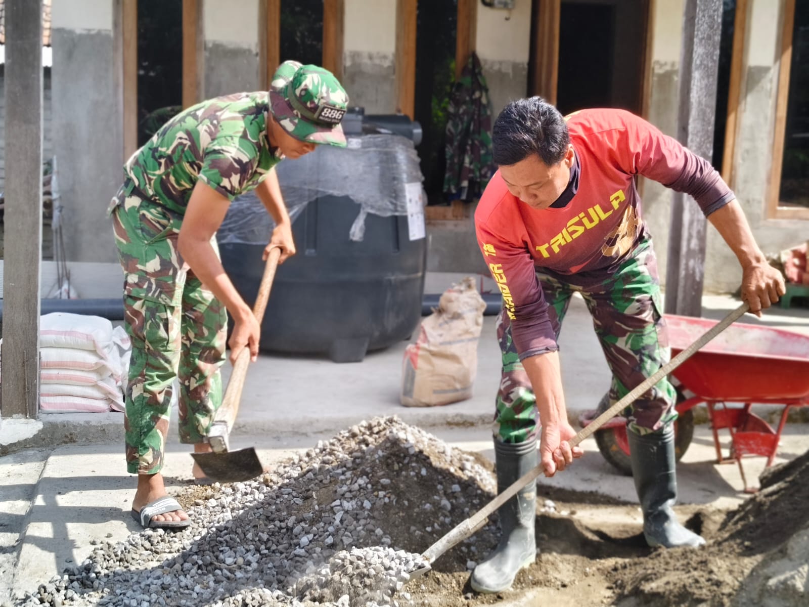 Upaya Satgas TMMD ke-130 dalam Membangun Jamban untuk Warga Desa Pojok