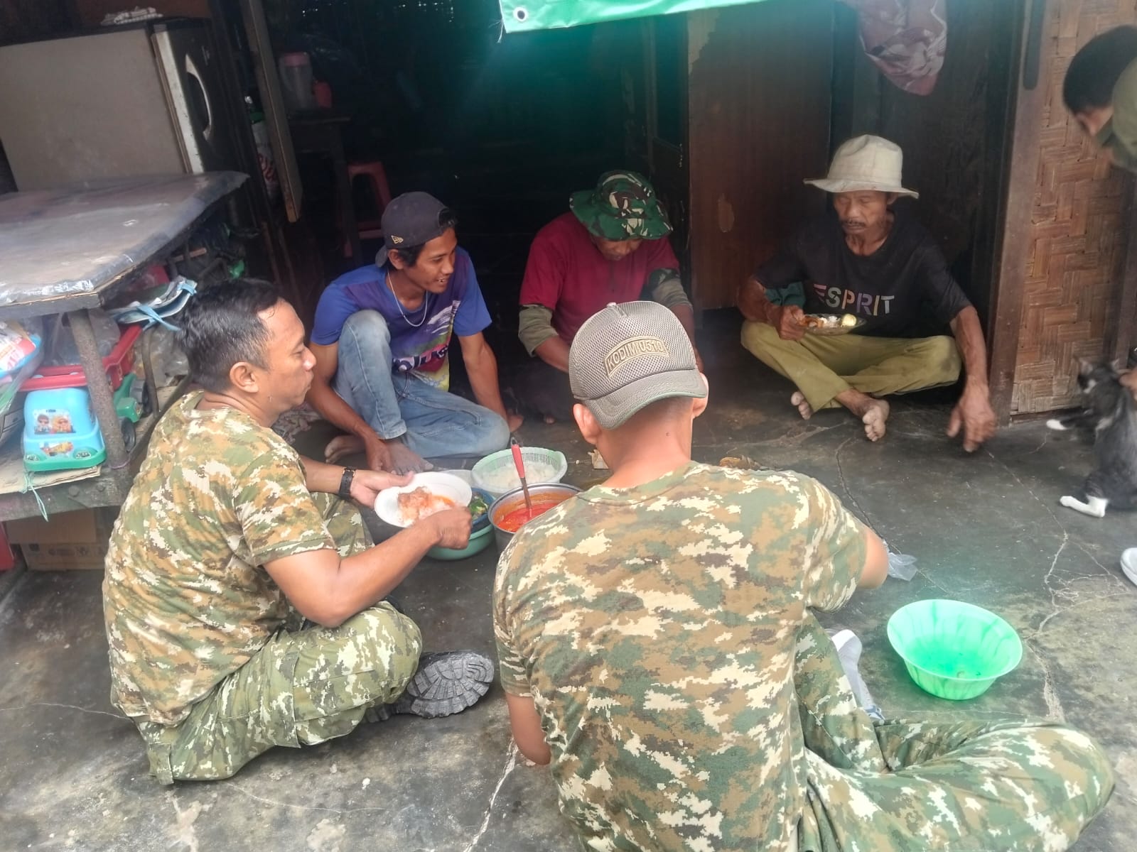Hangat dan Penuh Kekeluargaan, Satgas TMMD Makan Bersama di Lokasi RTLH Ibu Misti