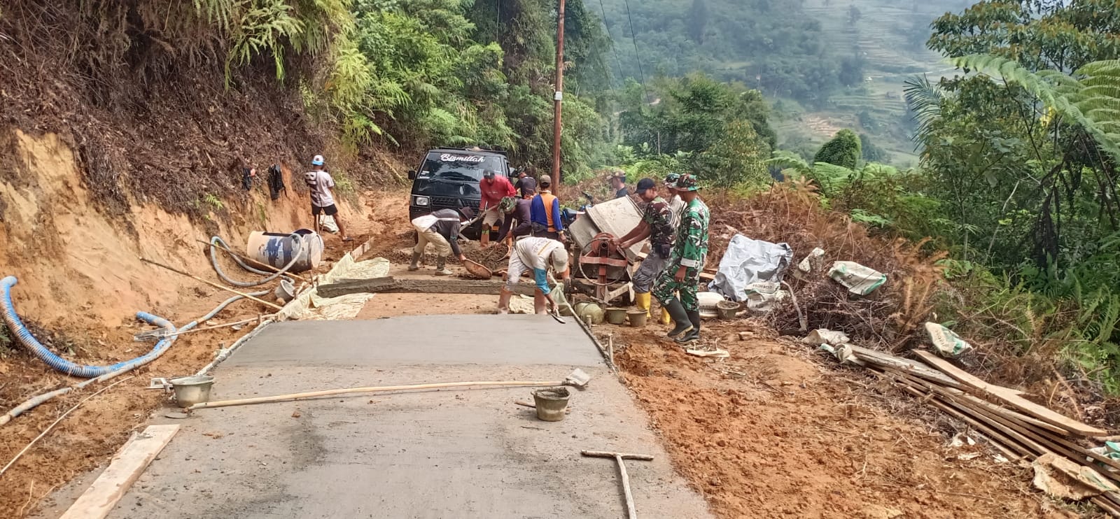Danramil dan Babinsa Awasi Pengecoran Jalan Citorek–Cibedug dalam Program TMMD Ke-130