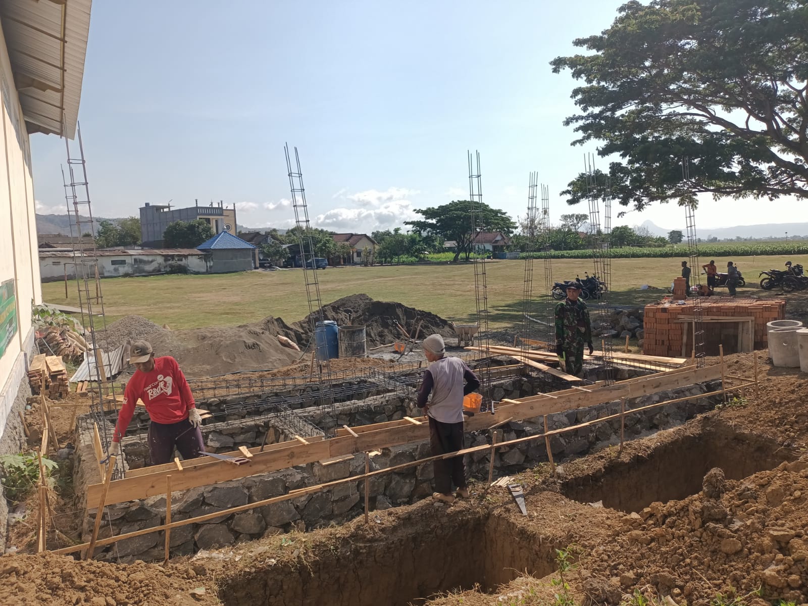 Semangat Gotong Royong Dalam Pembangunan MCK di Desa Pojok