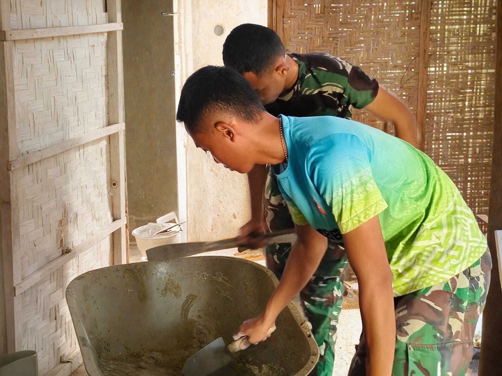 Gotong Royong TNI dan Warga Percepat Pembangunan Jambanisasi Bu Painah