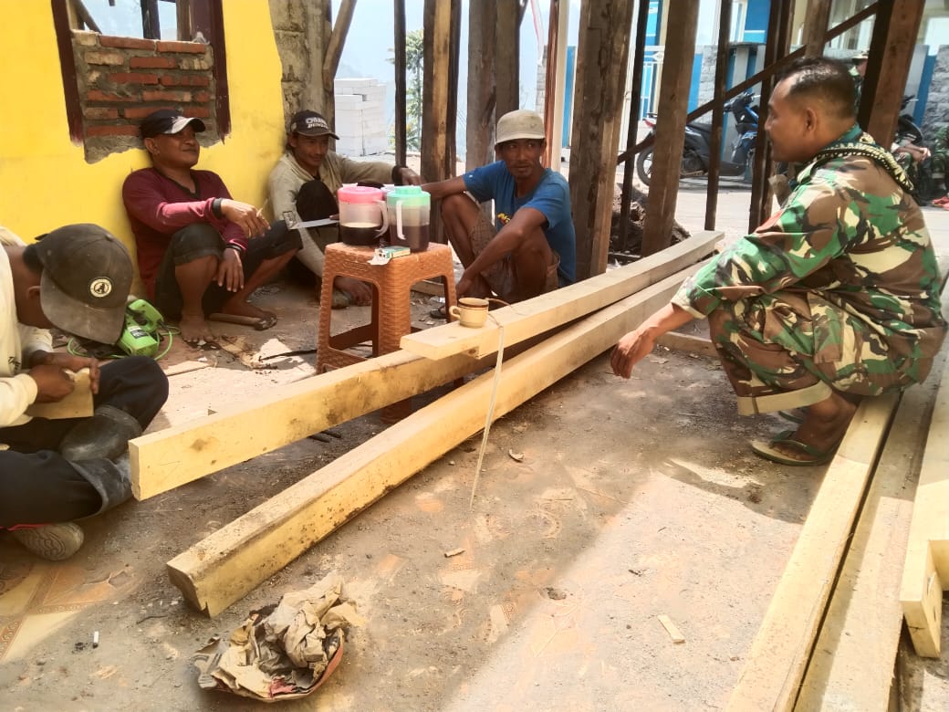 Di Sela Kesibukan TMMD ke-130, Canda Tawa Satgas Kodim 0818/Malang-Batu dan Warga Warnai Kebersamaan di Desa Taji Kecamatan Jabung Kabupaten Malang.