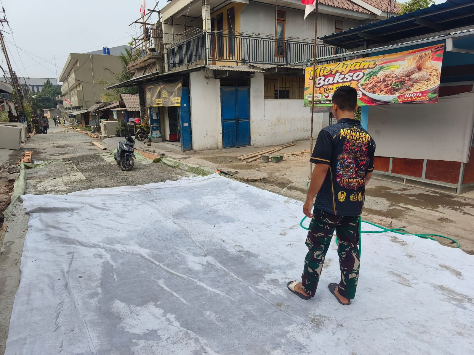 Satgas TMMD ke-130 Kodim 0510/Tigaraksa Laksanakan Perawatan Jalan Pascapengecoran