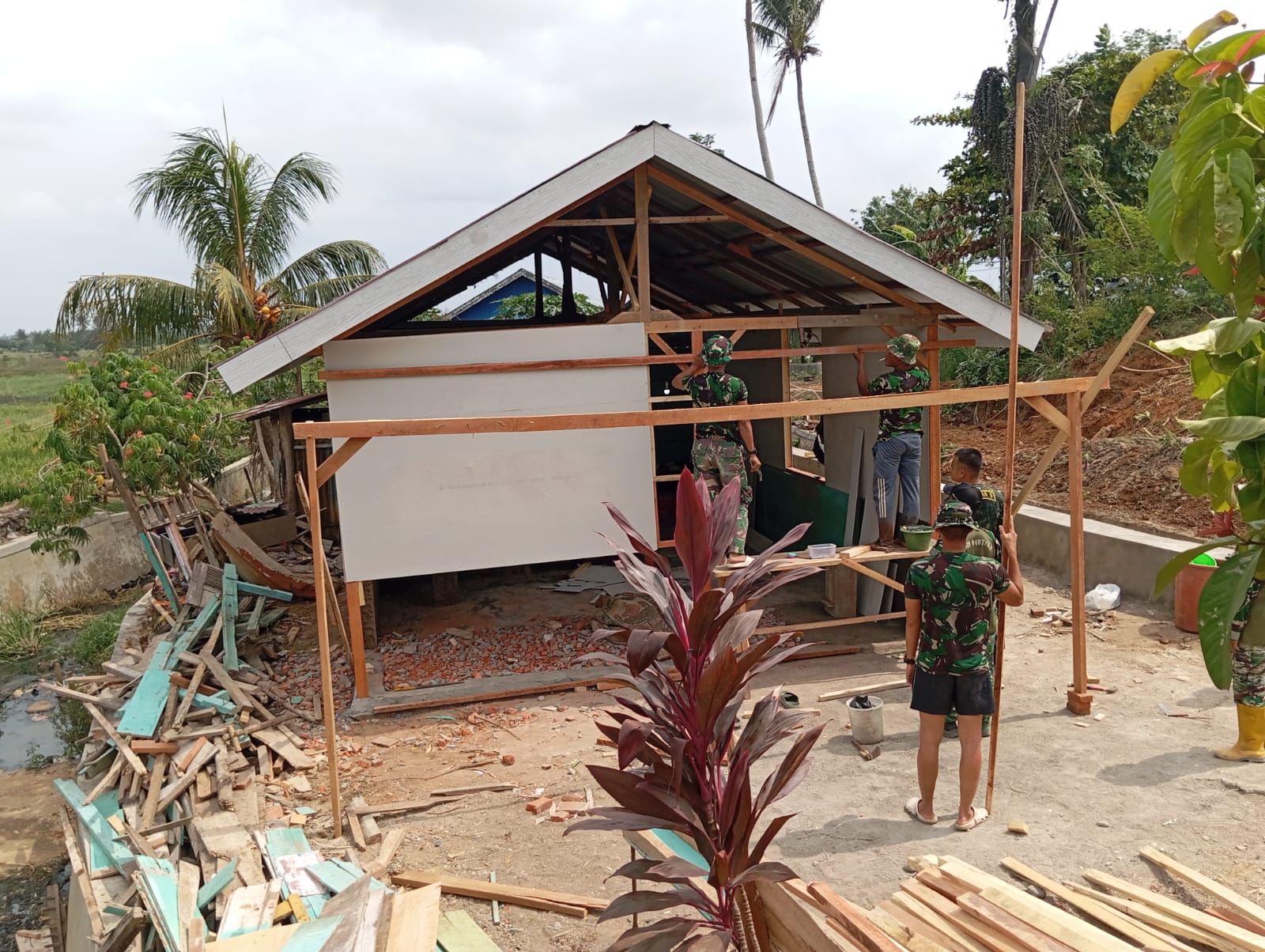 Rehabilitasi Rumah Pak Kateni Terus Berprogres, Satgas TMMD Bengkulu Tuntaskan Pemasangan Atap