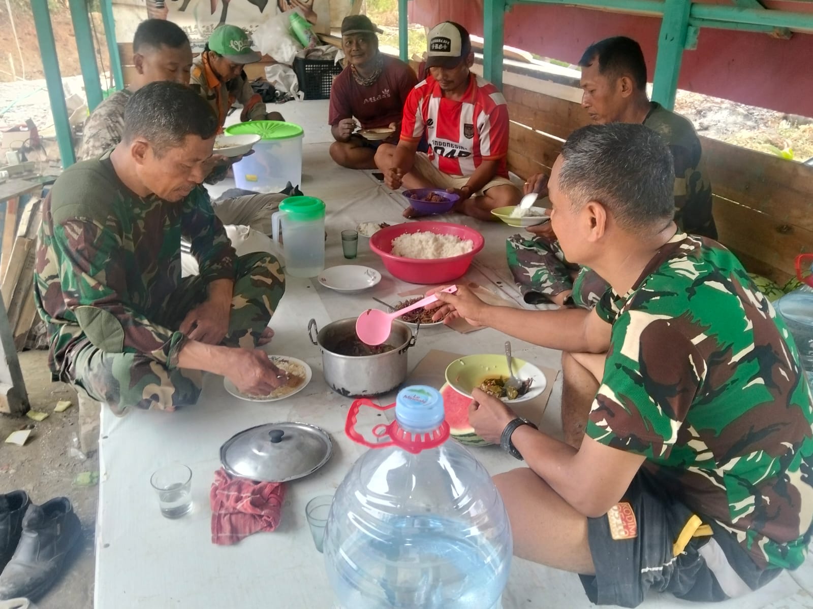 Di Sela Pembangunan Rumah, Satgas TMMD dan Warga Nikmati Kebersamaan di RTLH Ibu Sukesti