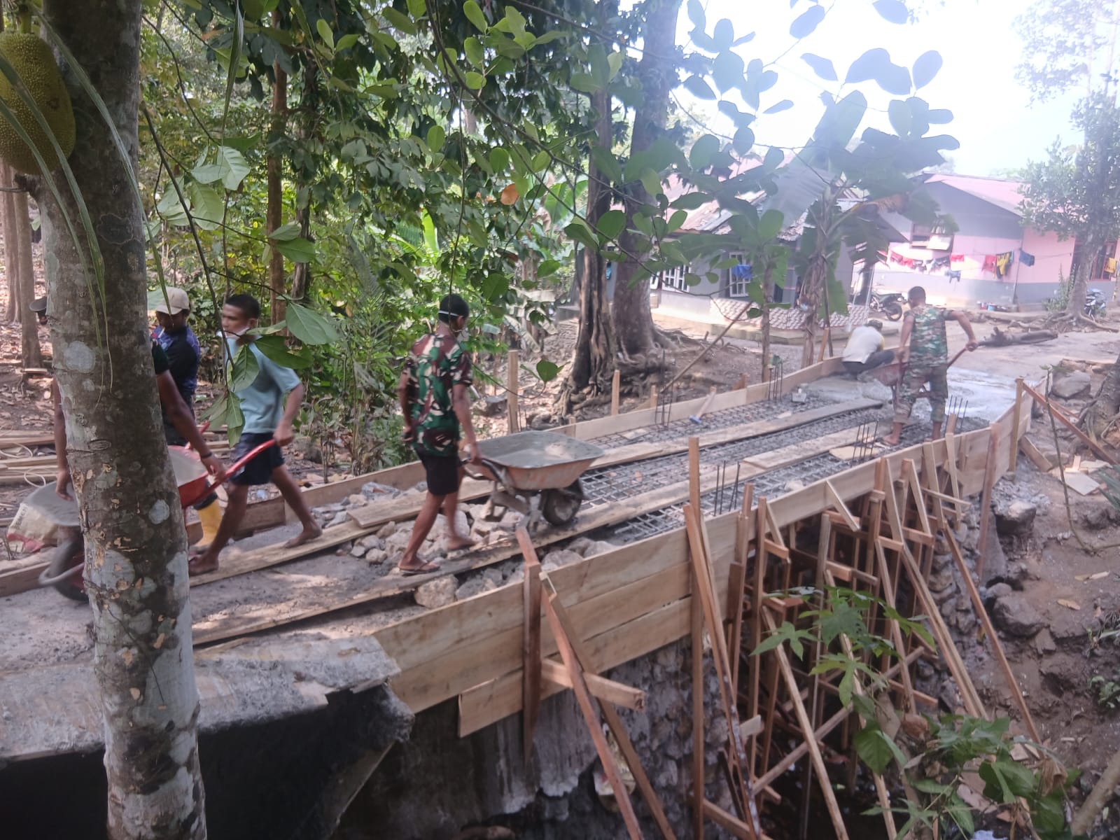 Proyek Jembatan Dusun Seri: Sinergi TNI dan Komunitas dalam Pembangunan Proyek Jembatan Dusun Seri: Sinergi TNI dan Komunitas dalam Pembangunan