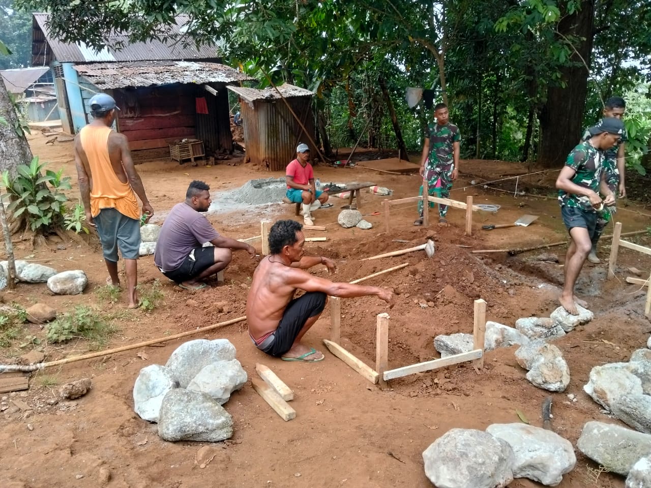 Gotong Royong TNI dan Warga Urimessing Membangun Sarana Air Bersama