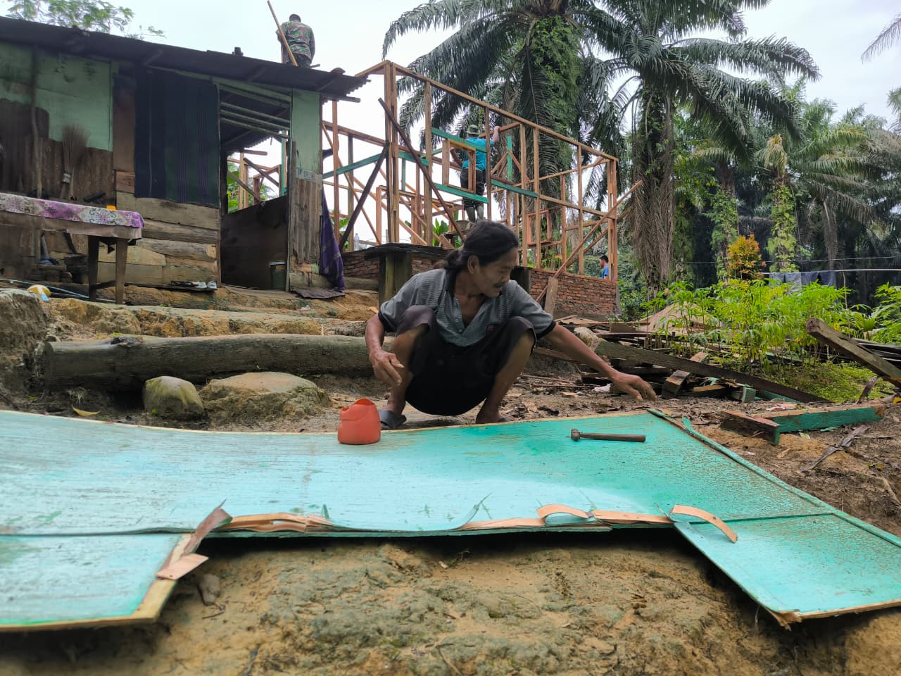 Rumah Dibangun Satgas TMMD, Pak Suroto Tetap Mandiri dan Penuh Harapan