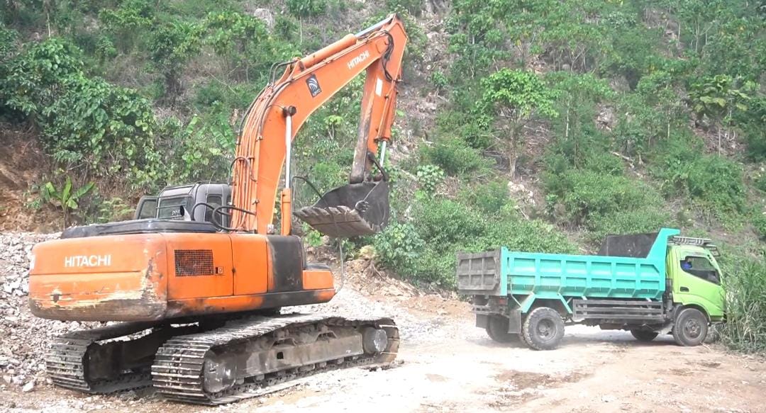 Alat Berat Tanpa Henti Mempercepat Proyek Pemadatan Jalan TMMD di Rende-Rende