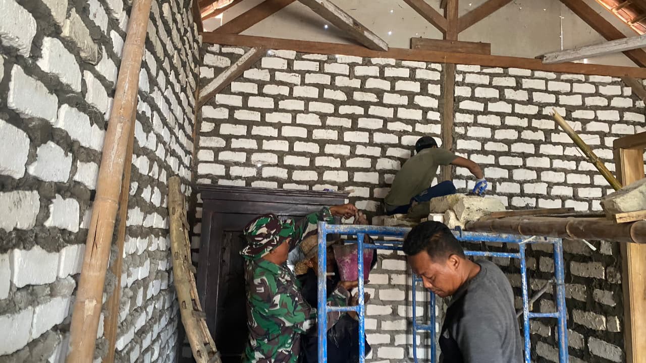 Kerja Sama Masyarakat dan TNI Percepat Proses Pembangunan Rumah Jumadi