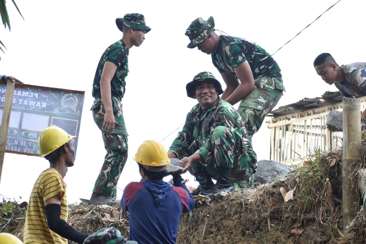 Sinergi TNI dan Masyarakat untuk Proyek Dinding Penahan Tanah di Dusun Krajan