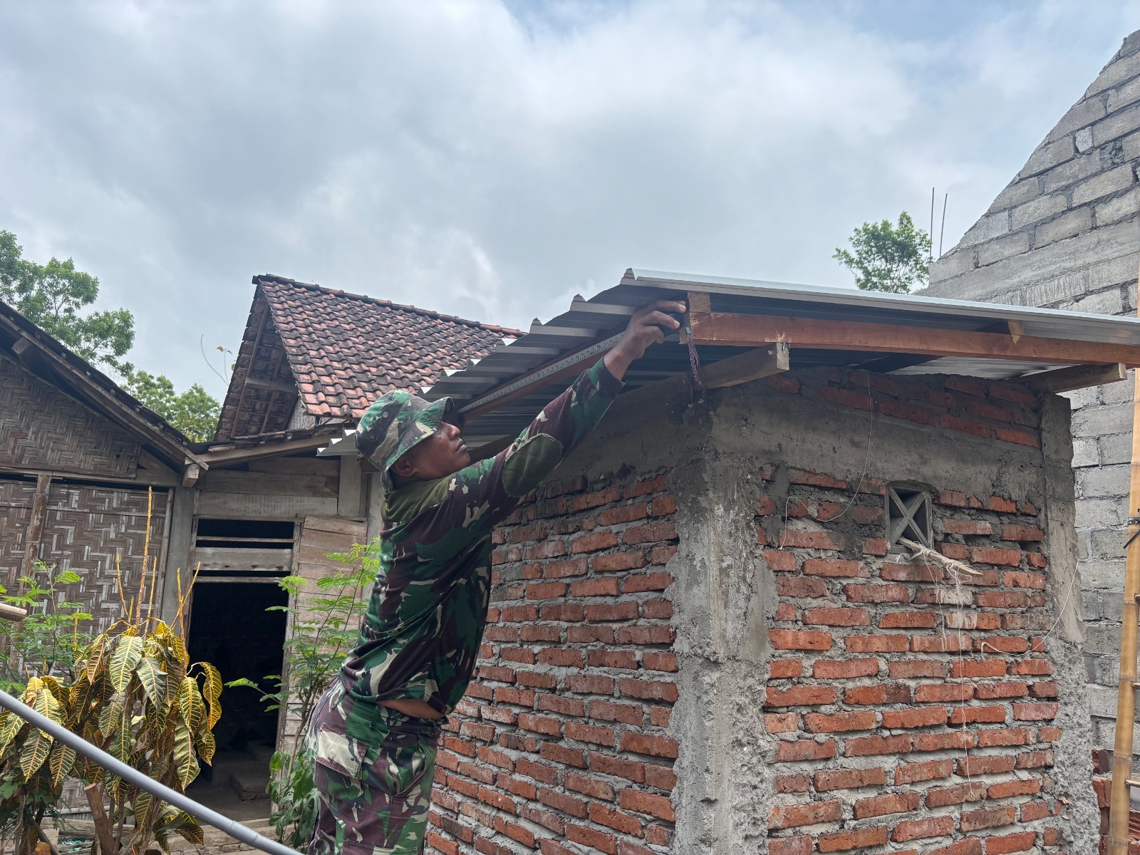 Kejar Target, Satgas TMMD Perkuat Struktur dan Sempurnakan Kamar Mandi RTLH Pak Jaka
