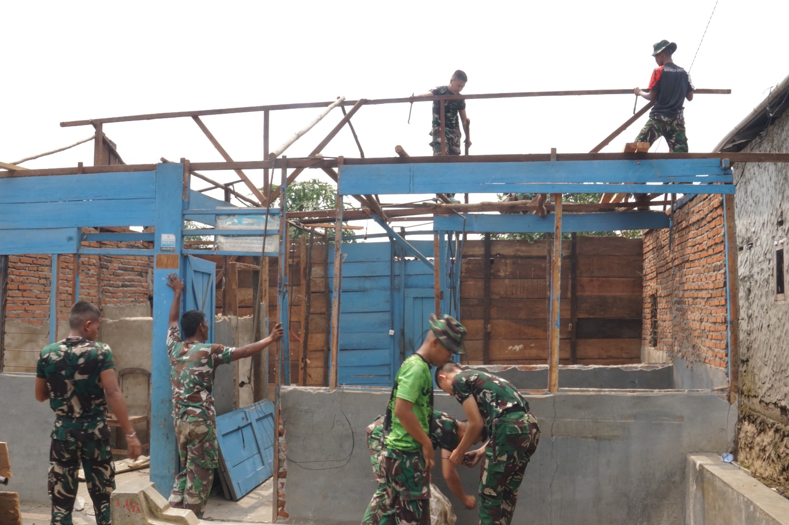 Satgas TMMD ke-130 Kodim 0407/Kota Bengkulu Tancap Gas Rehab Lima RTLH