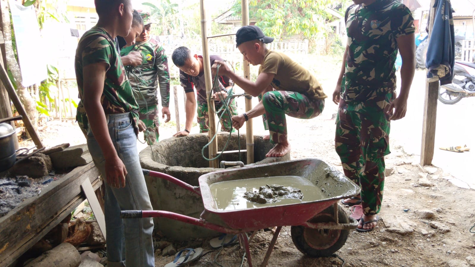 Satgas TMMD Bersihkan Sumur Pompa untuk Mewujudkan Akses Air Bersih di Soe