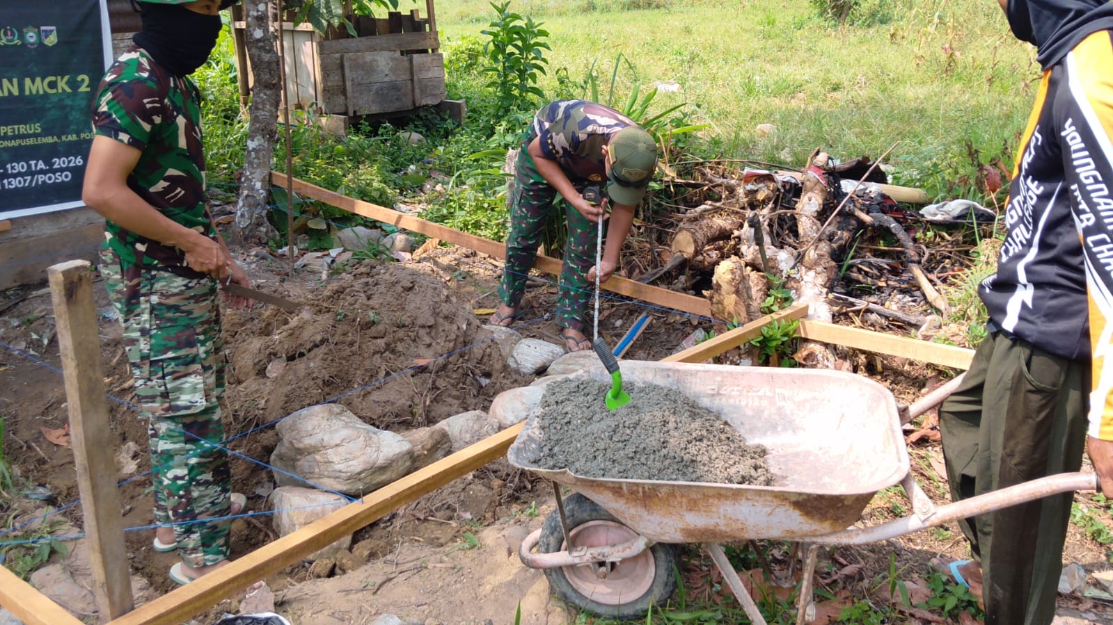 Pengecoran MCK Terus Dikebut, Satgas TMMD ke-130 Kodim 1307/Poso Percepat Pembangunan di Desa Tonusu
