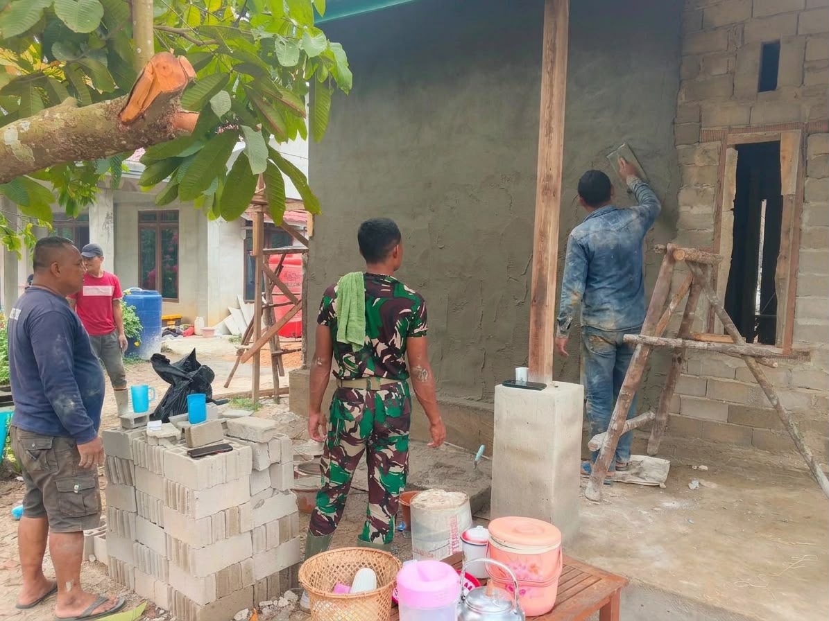 Terampil dan Cekatan, Satgas TMMD Ke-130 Kodim 1210/Landak Kerjakan Rehabilitasi Rumah Warga