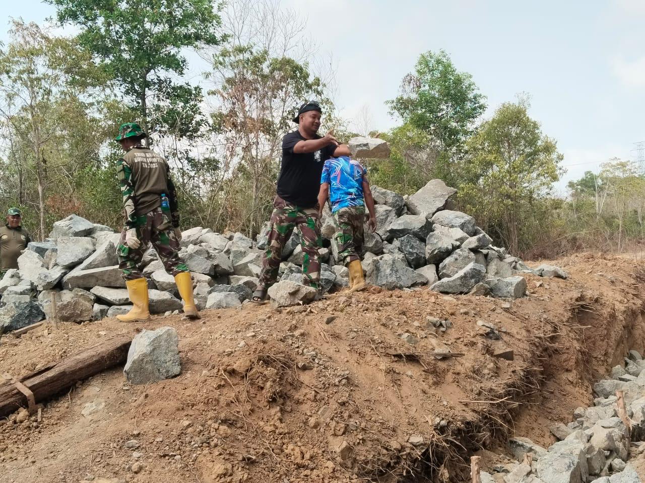 Masyarakat Desa Karang Rejo Turut Andil di Proyek Siring