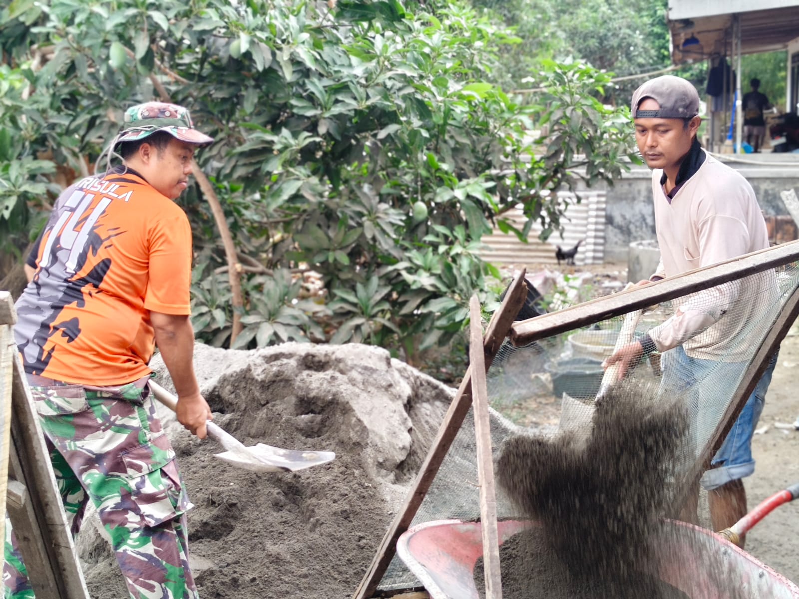 Pembangunan RTLH Sujianto di Tulungagung Diperkuat Sinergi Satgas dan Warga