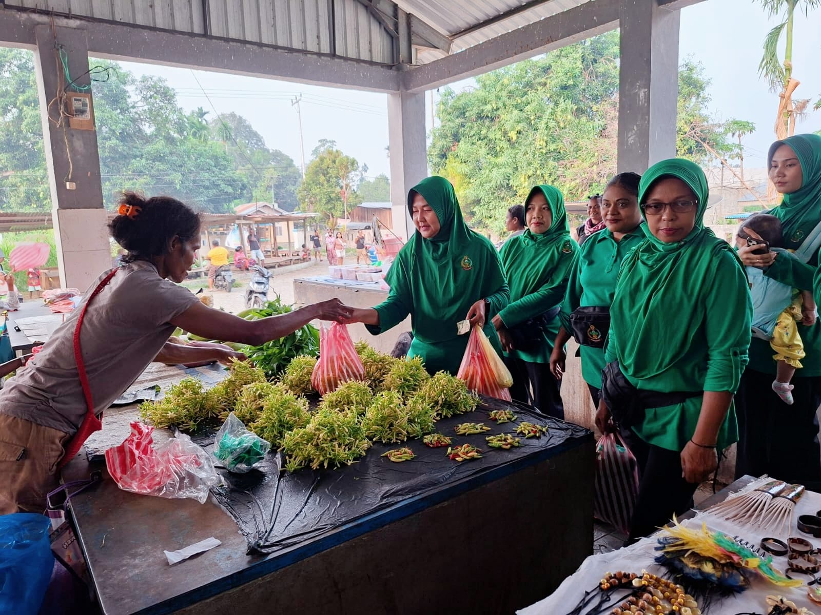 Persit KCK Kodim 1808/Mansel Promosikan Ekonomi Lokal dengan Borong Hasil Kebun