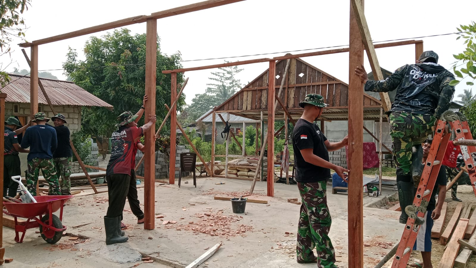 Satgas TMMD ke-130 Kodim 1307/Poso Dirikan Tiang Rumah RTLH Milik Arianto Atan di Desa Soe