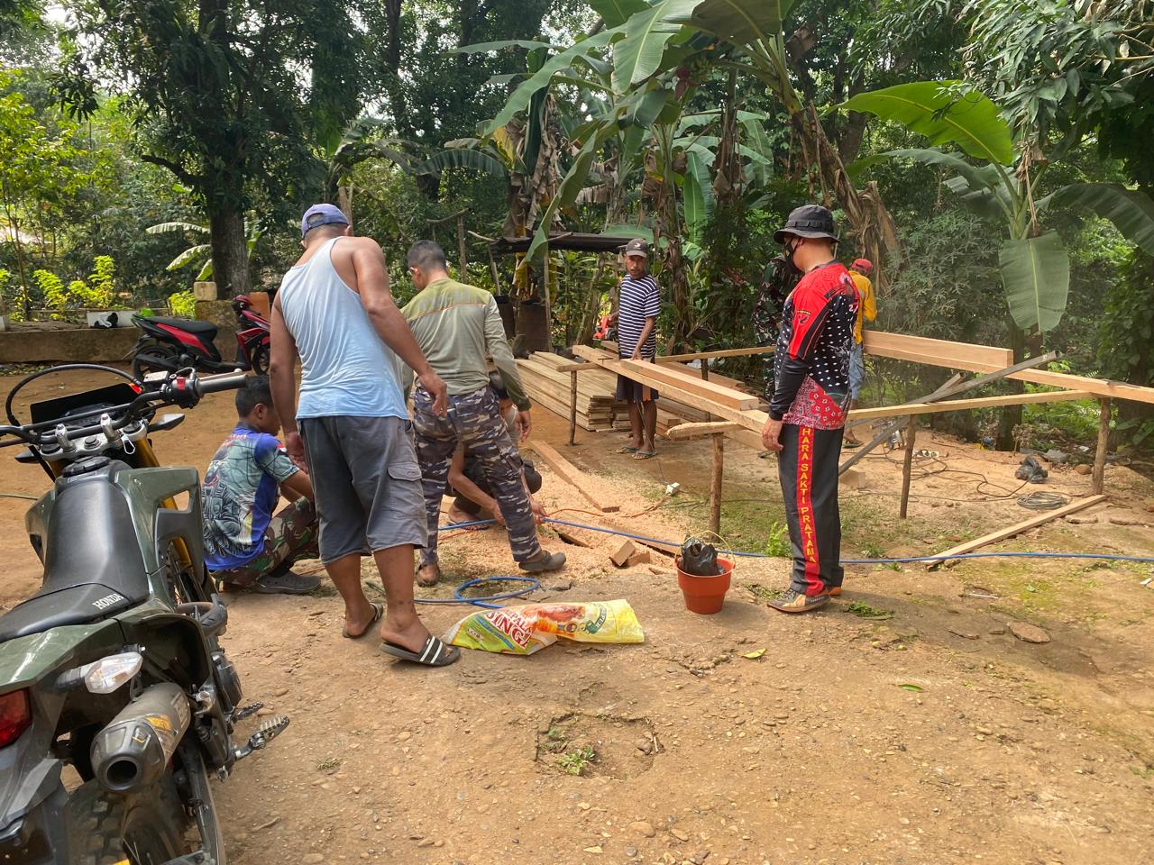 Kolaborasi Satgas TMMD ke-130, Masyarakat Dusun Seri Percepat Pembangunan RTLH