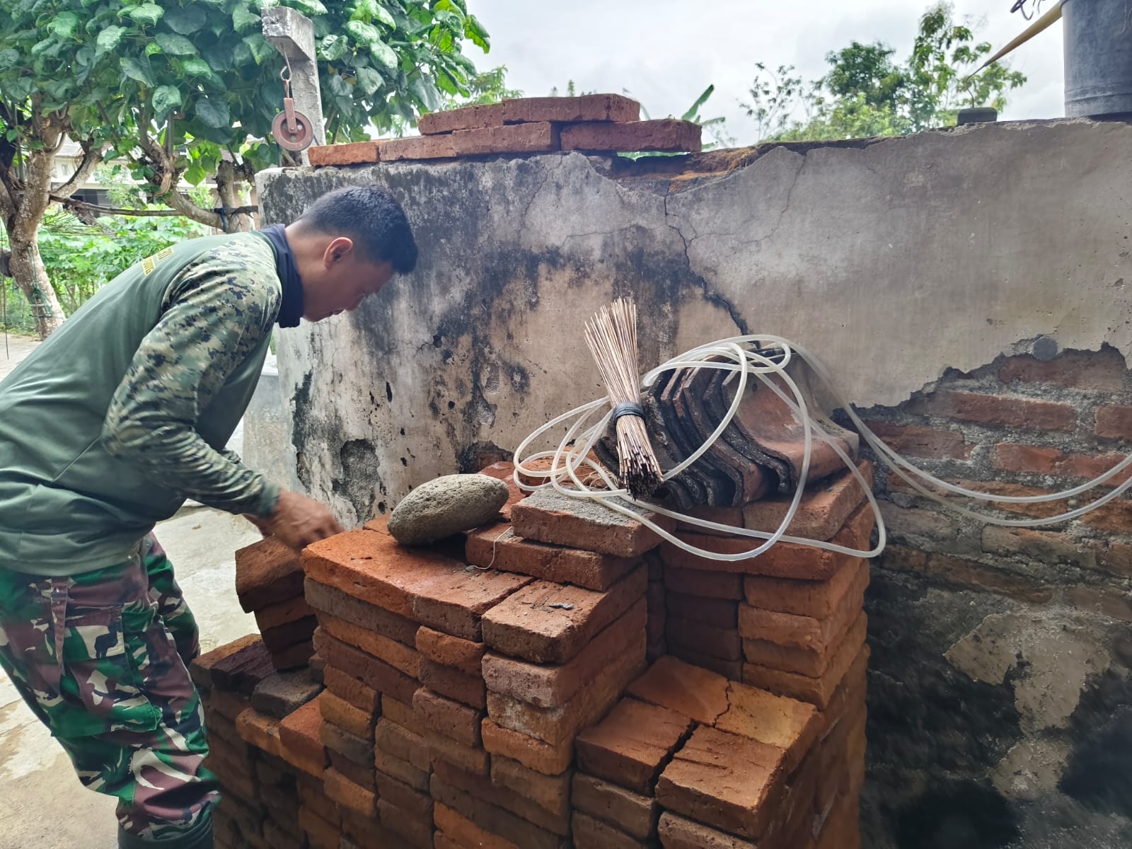 Pengerjaan Jamban Mbah Waqilah oleh Satgas TMMD ke-130 Semakin Sempurna