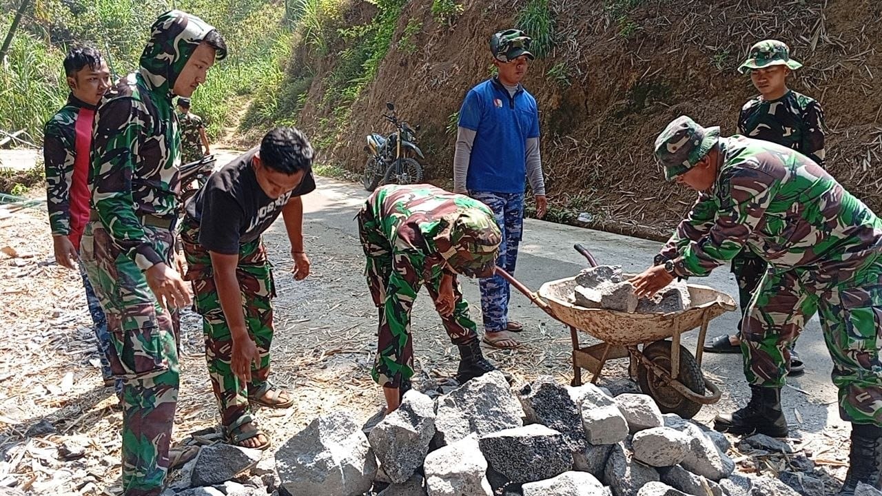 TNI Berkolaborasi Bangun Dinding Penahan Tanah di Desa Taji Malang TNI Berkolaborasi Bangun Dinding Penahan Tanah di Desa Taji Malang