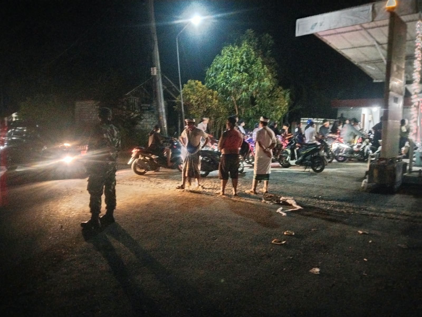 Babinsa Desa Undisan Awasi Proses Antrean BBM di Pertashop Banjar Sekaan Babinsa Desa Undisan Awasi Proses Antrean BBM di Pertashop Banjar Sekaan