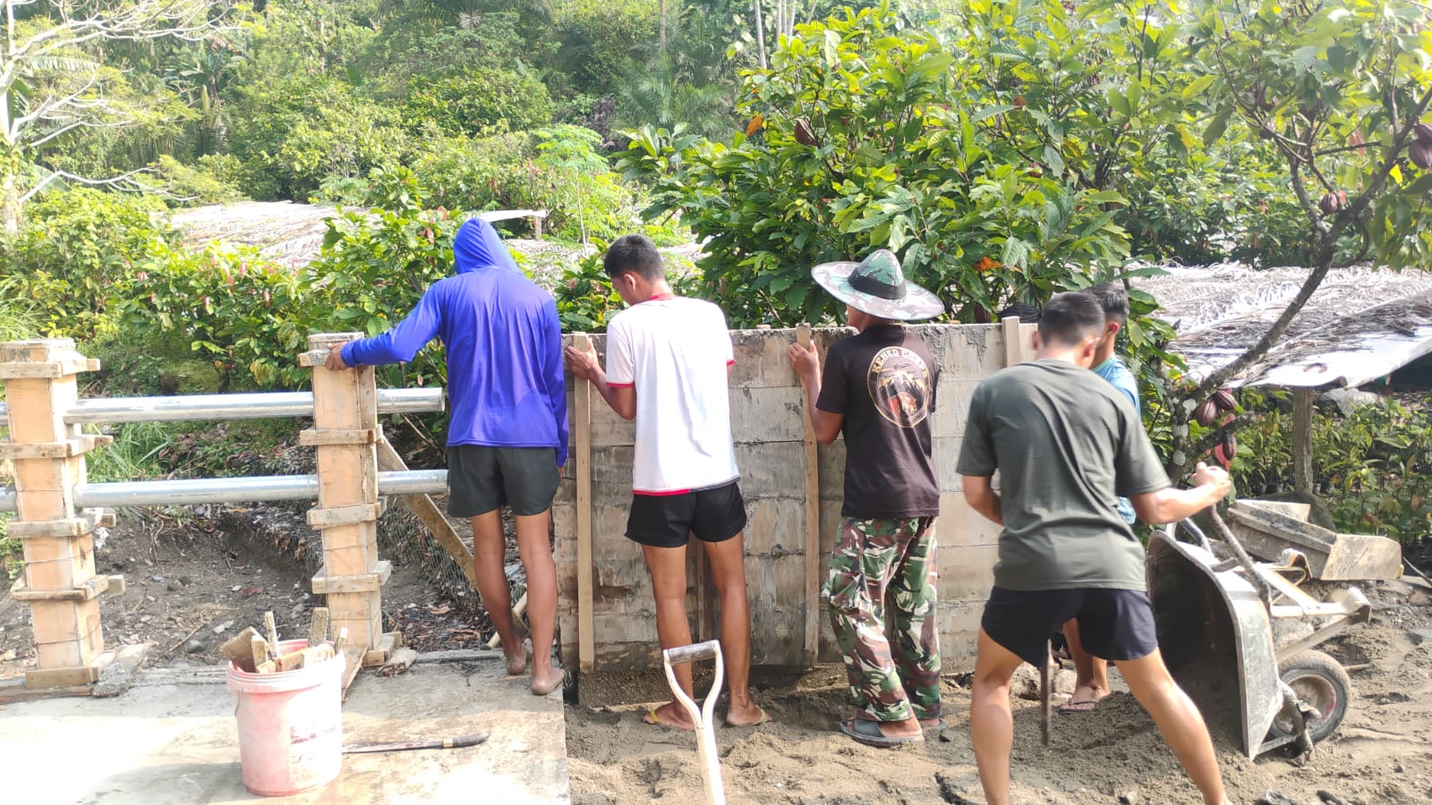 Jembatan Cendana Sepenuhnya Dikerjakan, Satgas TMMD Fokus pada Sentuhan Akhir Jembatan Cendana Sepenuhnya Dikerjakan, Satgas TMMD Fokus pada Sentuhan Akhir