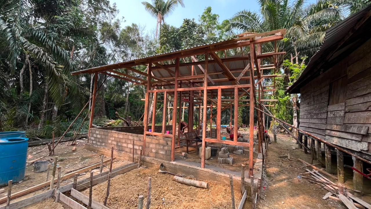 Satgas TMMD Lanjutkan Proyek Renovasi Rumah Ibu Tina dengan Pemasangan Batako Satgas TMMD Lanjutkan Proyek Renovasi Rumah Ibu Tina dengan Pemasangan Batako