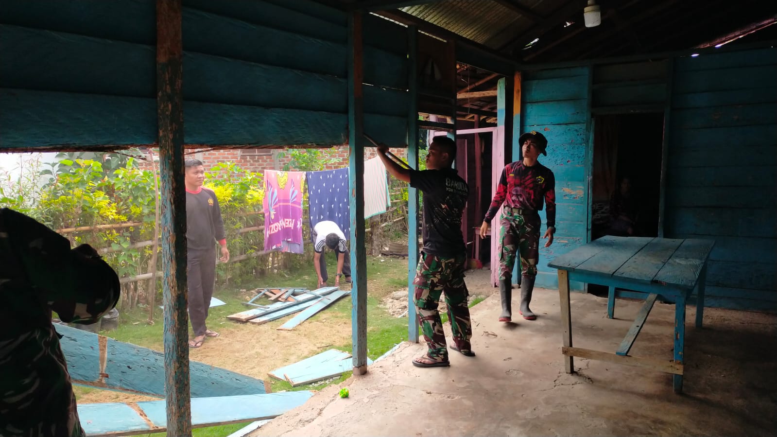 Rehabilitasi RTLH: Pembongkaran Rumah Ibu Minya Tarante Dimulai