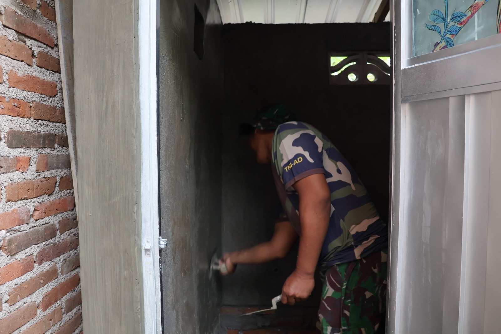 Percepat Pembangunan Jamban Pak Sutrisno, Satgas TMMD Fokus Rapikan Dinding Bagian Dalam