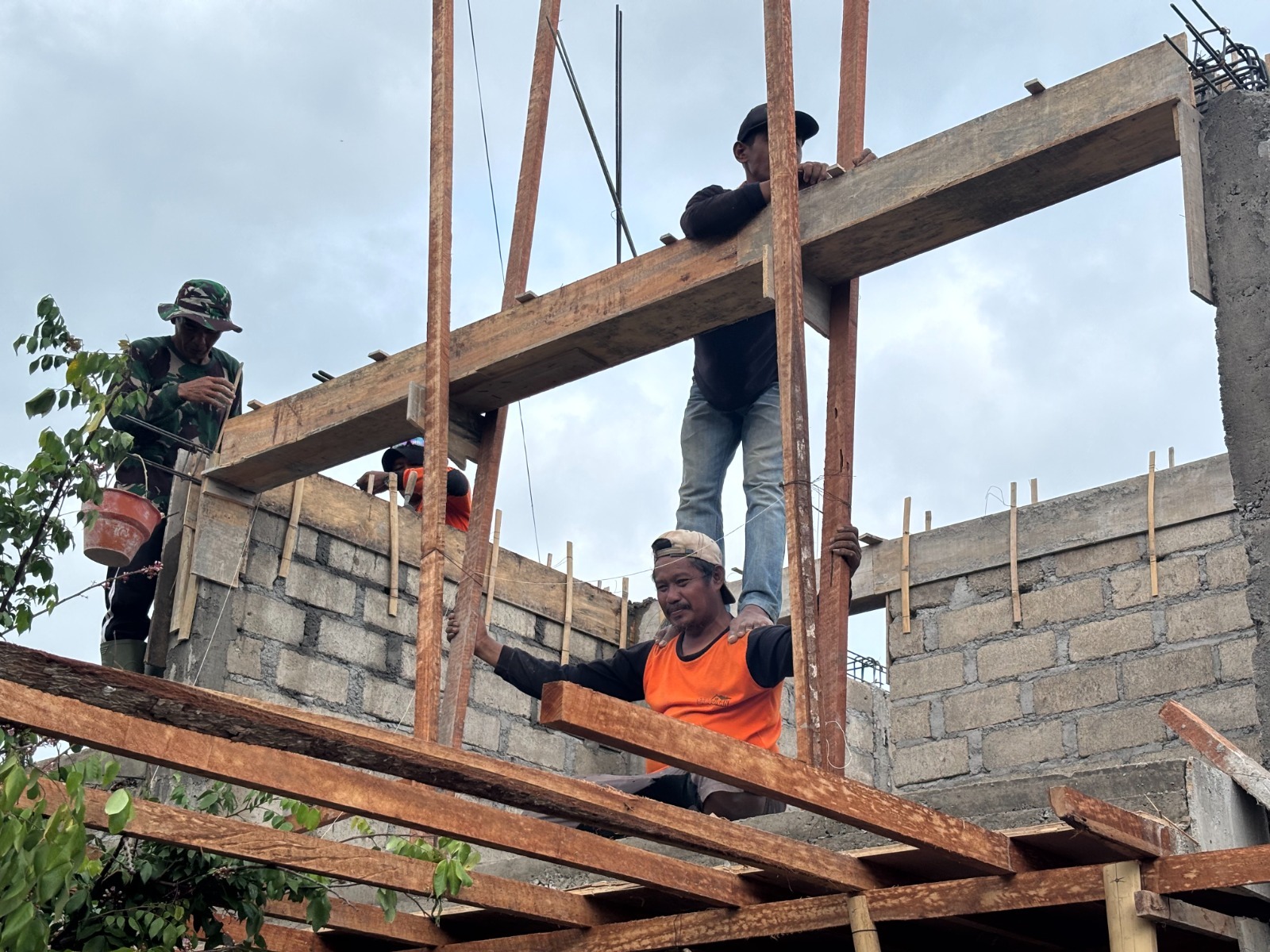 Sinergi TNI dan Masyarakat untuk Perbaikan Rumah di Desa Pojok