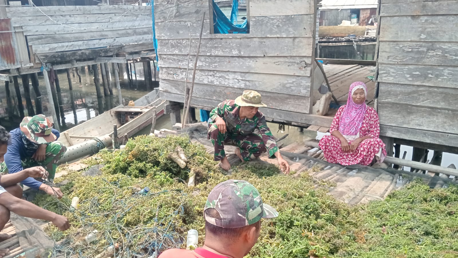 Kebersamaan TNI-Polri dalam TMMD ke-130 Kodim 1416/Muna Kebersamaan TNI-Polri dalam TMMD ke-130 Kodim 1416/Muna