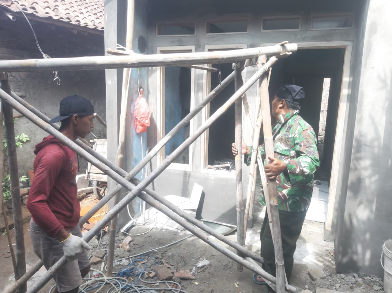 Pemasangan Keramik di Rumah M. Syafi’i Tingkatkan Kualitas Hunian Bersama TNI