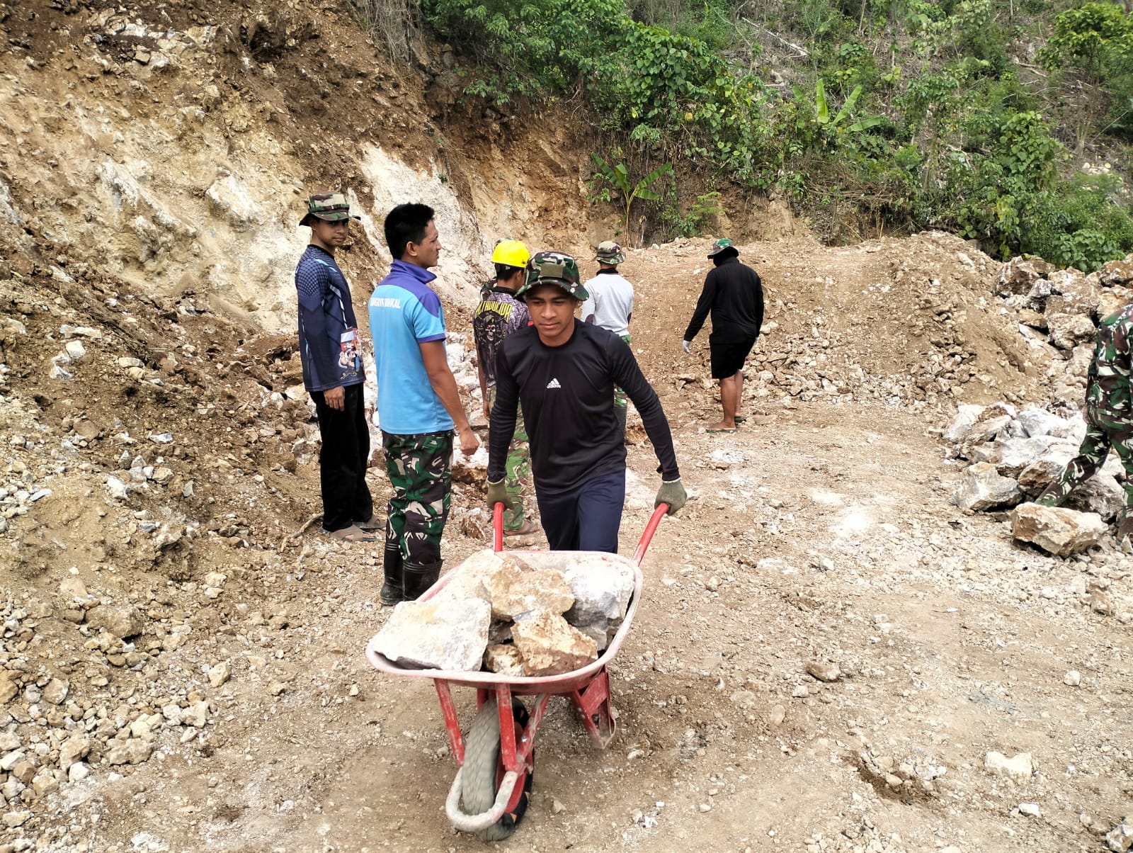 Kesatuan Aksi Satgas TMMD Palopo Gerakkan Pembangunan Berkelanjutan di Luwu Timur