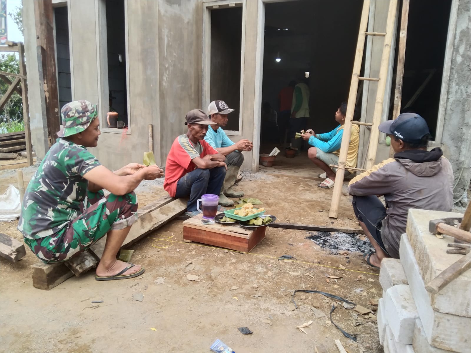 TNI dan Masyarakat Bersatu Wujudkan Pembangunan Hunian Layak di Desa Taji