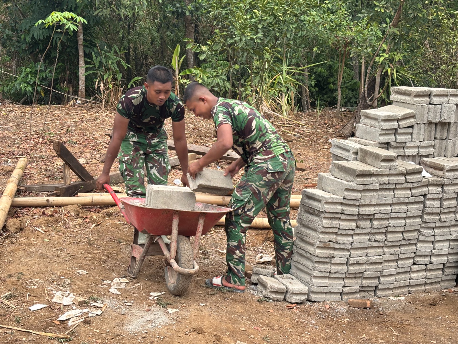 TMMD ke-130: Proses Penyempurnaan Rumah Mbah Waqilah dan Jamban Segera Rampung