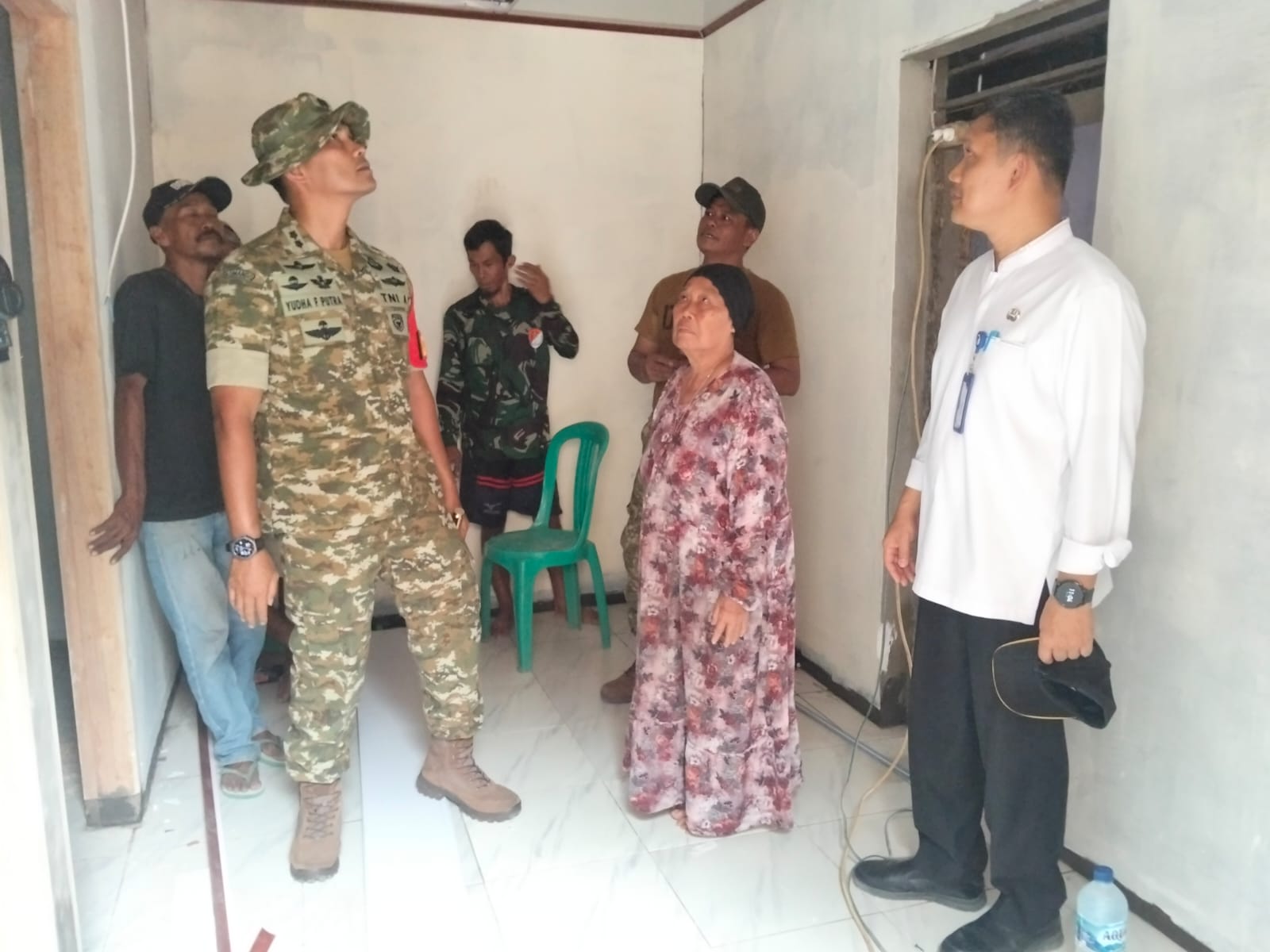 Evaluasi Pembangunan RTLH Ibu Nayak di Kampung Saradan oleh Komandan Satgas